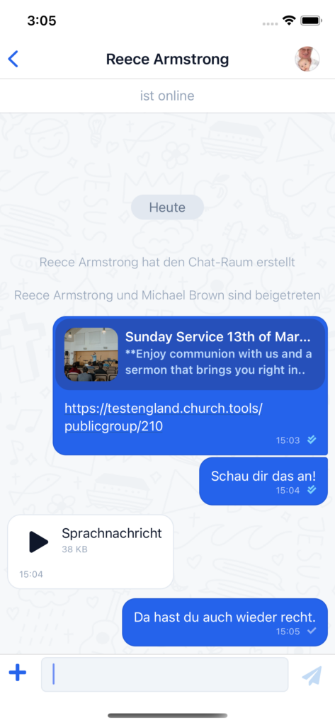 Screenshot: Im Chat sieht man nun Vorschaubilder von Gruppen-Links; Doppelte Haken wenn eine Nachricht gelesen wurde und Sprachdateien lassen sich in der App abspielen.