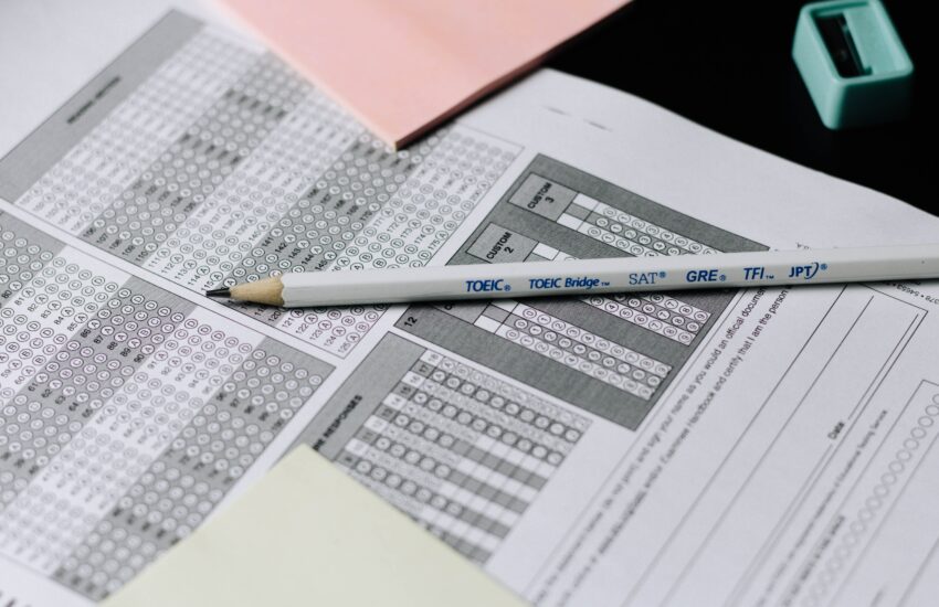 Bild von einem Bleistift liegend auf einem Testbogen.