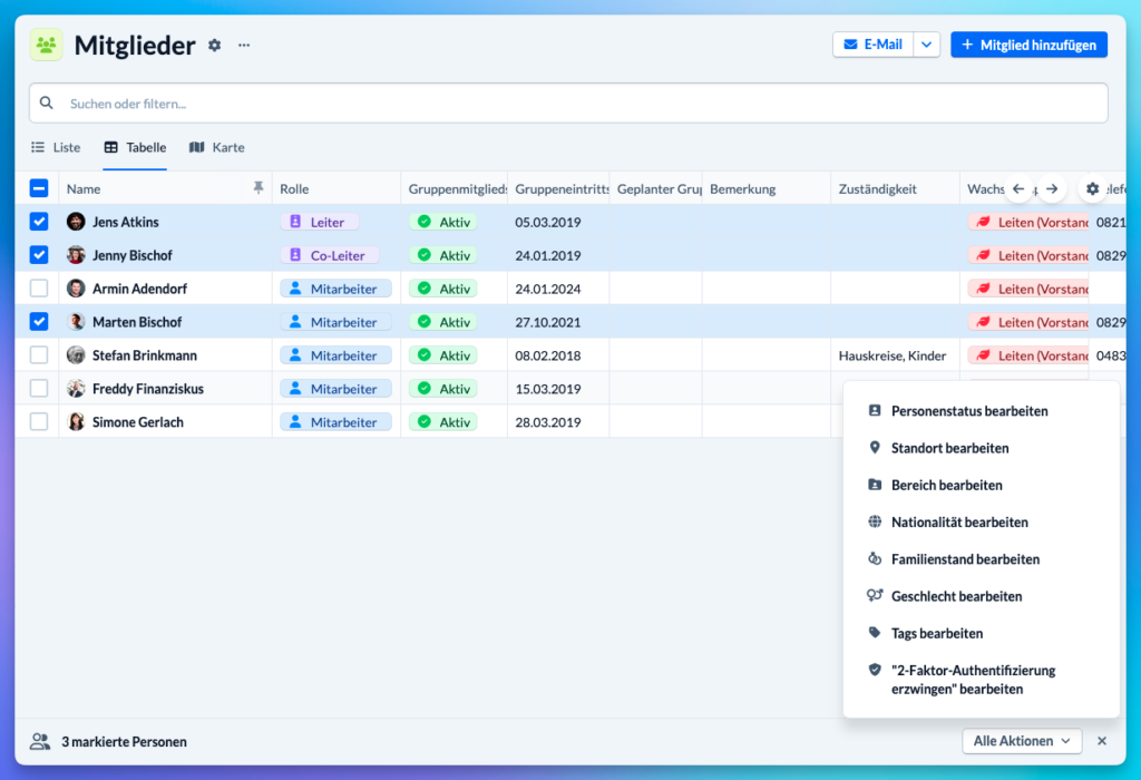 Screenshot: Mitgliedertabelle einer Gruppe mit 3 Personen ausgewählt und einem Dropdown Menü für Personen-Sammelaktionen